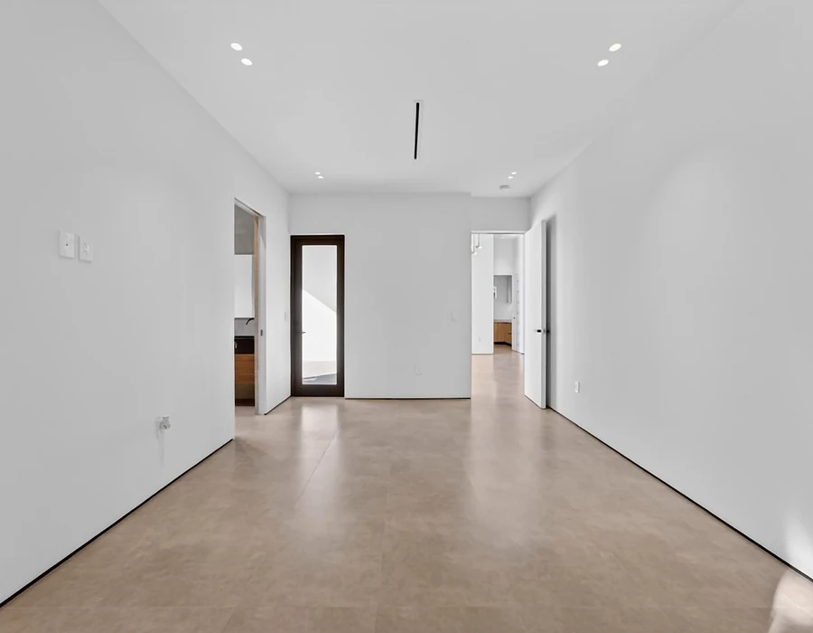 Large-format floor tiles in the Miami project interior